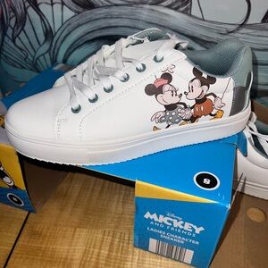 Mickey and Friends Low Top Sneaker - WMN size 8